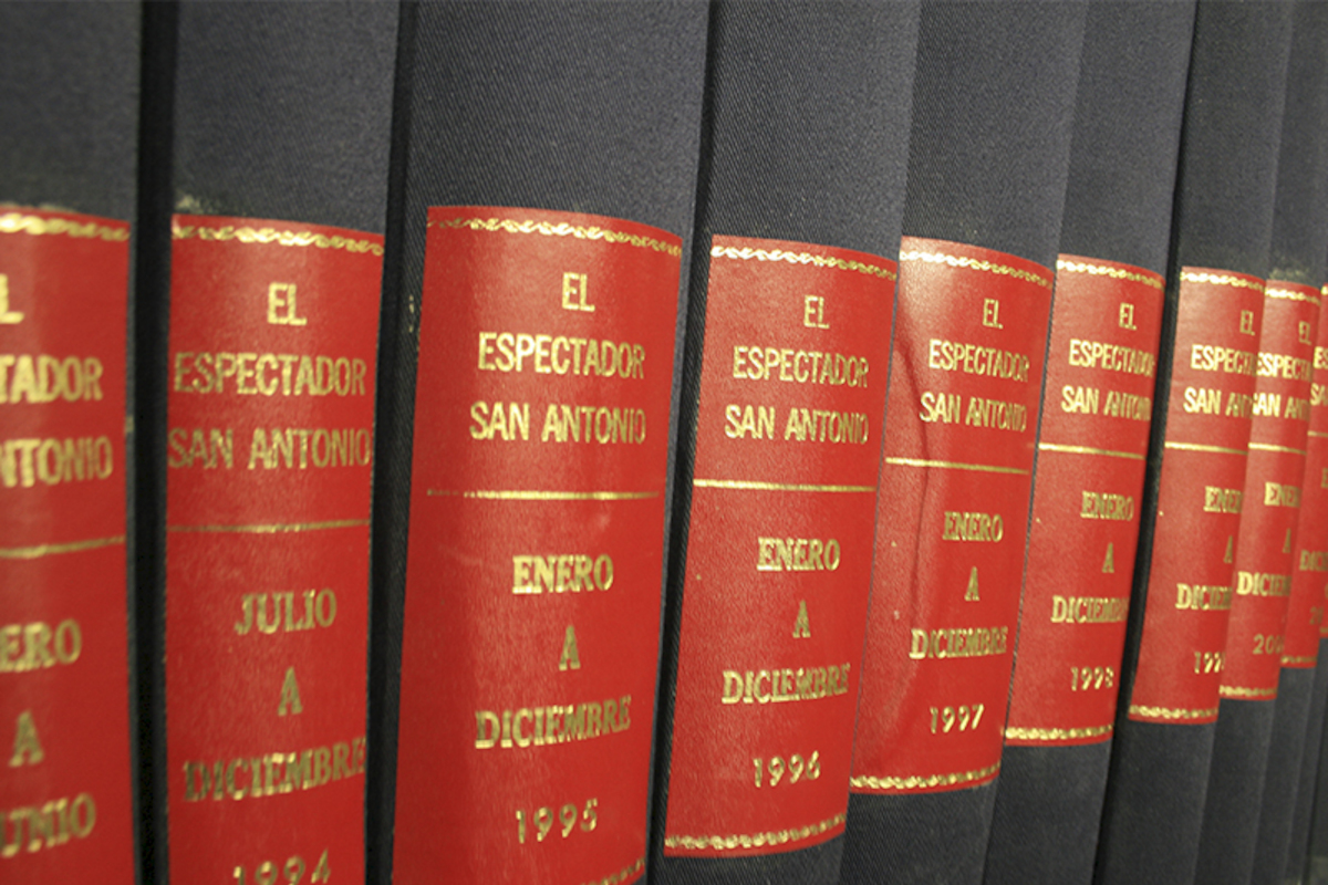 Aquí, algunos ejemplares de El Espectador de San Antonio.