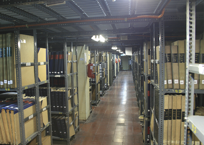 Todo queda guardado en estos anaqueles, ubicados en el subsuelo de la Biblioteca Nacional.