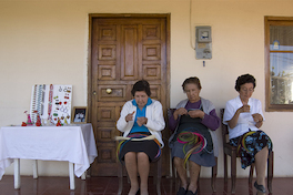 Comunidad de artesanas en crin de Rari. Colbún, Región del Maule