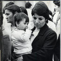 2. Mujer con su hijo pequeño en brazos en la fila para votar. Elecciones presidenciales de 1970.