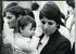 2. Mujer con su hijo pequeño en brazos en la fila para votar. Elecciones presidenciales de 1970.