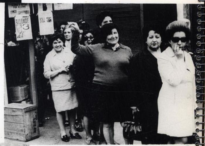 3. Mujeres en la fila para sufragar. Elecciones presidenciales de 1970.