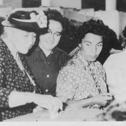 5. Mujeres votando en las elecciones municipales de 1945.