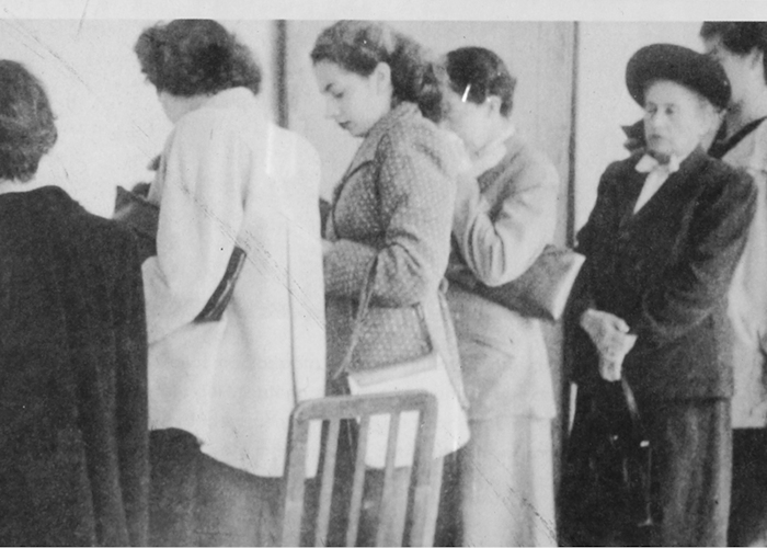 6. Mujeres votando en las elecciones municipales de 1945.