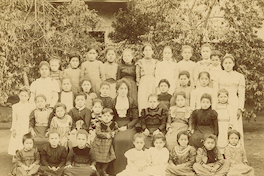 Grupo de alumnas con su profesora, hacia 1900.