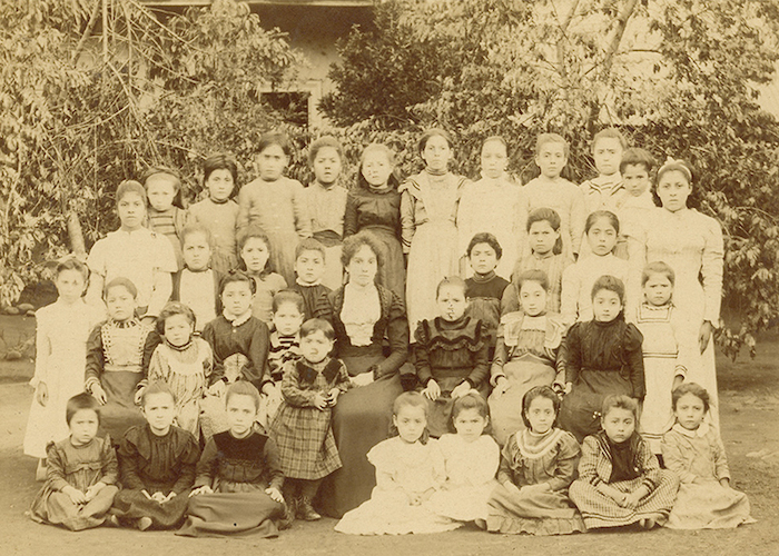 Grupo de alumnas con su profesora, hacia 1900.
