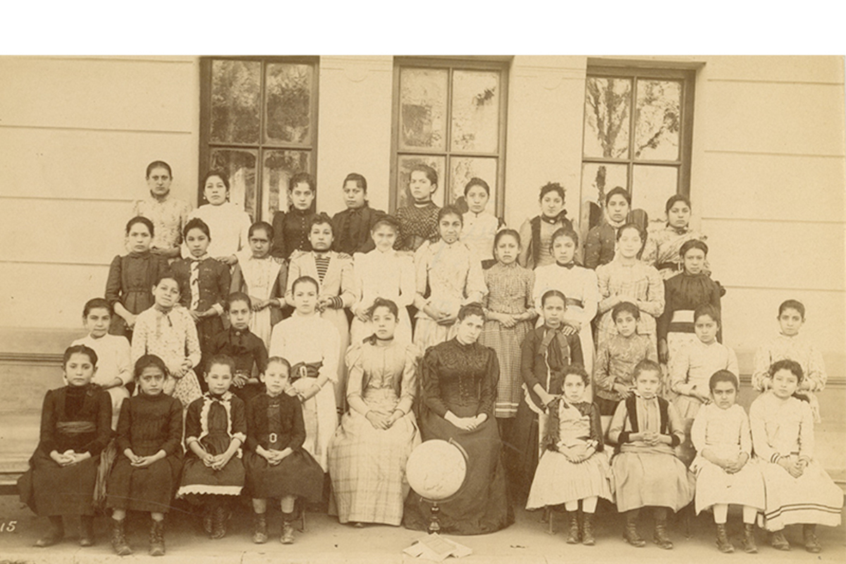 Alumnas de la Escuela Superior nº 1 en Recoleta, Santiago, hacia 1900.