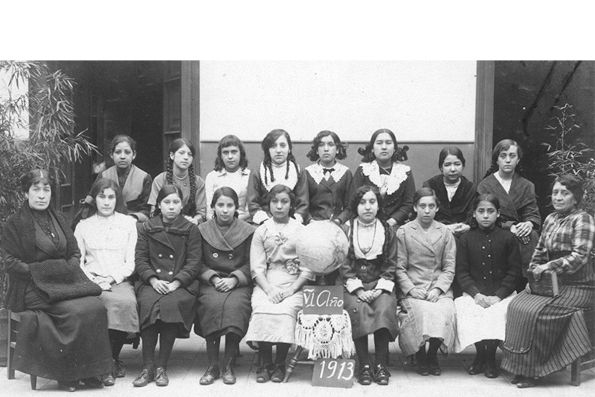 Alumnas de la Escuela Superior nº 1 en Recoleta, Santiago, 1913.