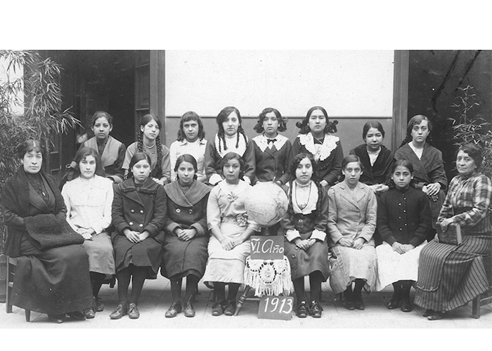 Alumnas de la Escuela Superior nº 1 en Recoleta, Santiago, 1913.