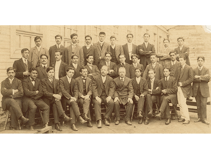 Alumnos de la Escuela Normal de Victoria, provincia de Malleco, 1919.