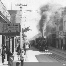 1. Calle Aldunate de Coquimbo, vía férrea que unía el puerto con la estación empalme, 1950 (aproximadmente).