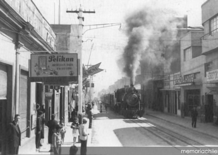 1. Calle Aldunate de Coquimbo, vía férrea que unía el puerto con la estación empalme, 1950 (aproximadmente).