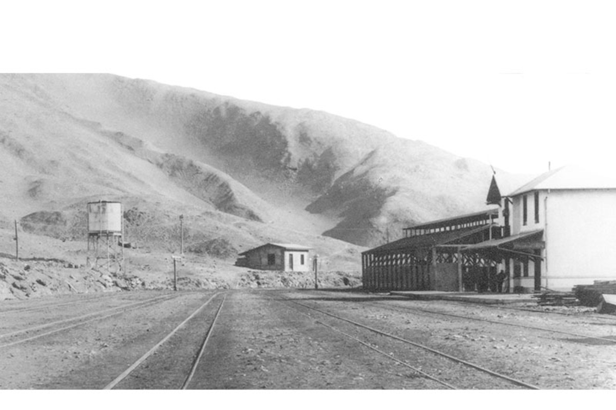 3. Estación de ferrocarril en las pampas salitreras de Soronal hacia 1900.