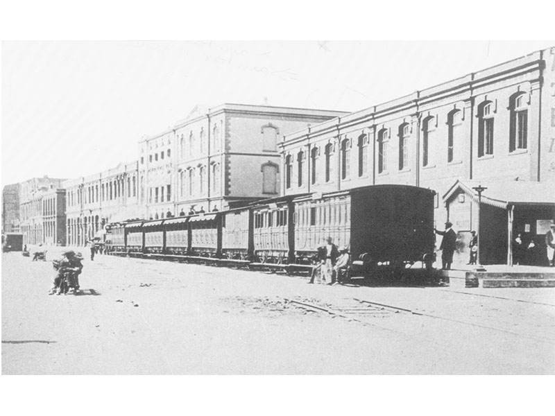 1. Ferrocarril en calle Errázuriz. Valparaíso.