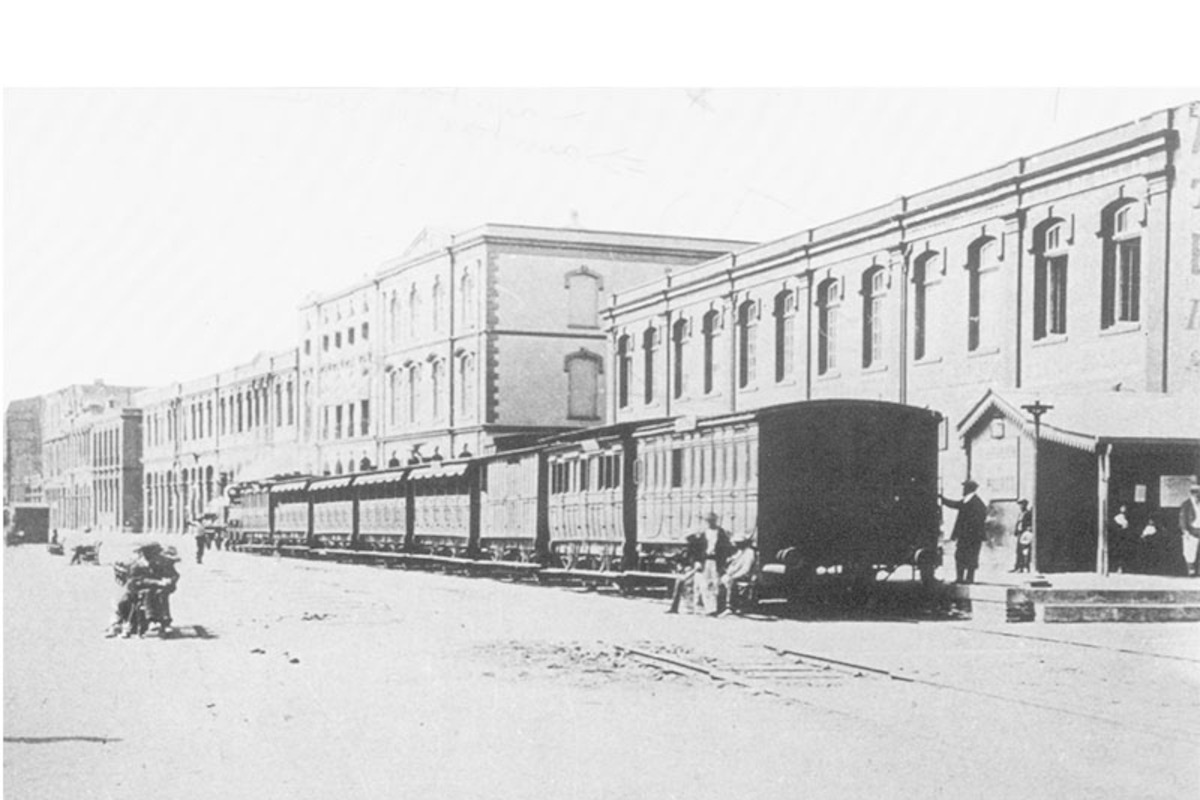 1. Ferrocarril en calle Errázuriz. Valparaíso.