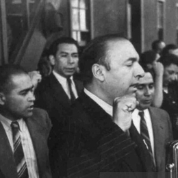 5. Neruda dando un discurso en 1960.