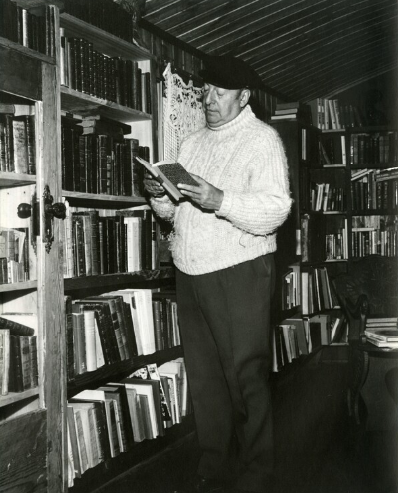6. Neruda en su casa de Isla Negra, 1971.
