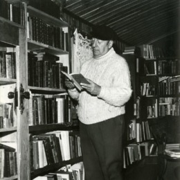 6. Neruda en su casa de Isla Negra, 1971.