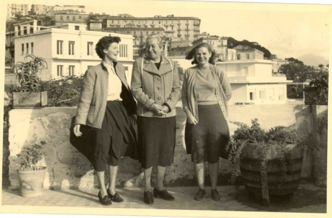 2. Gabriela Mistral, Doris Dana y una amiga en Nápoles, Italia, 1952.