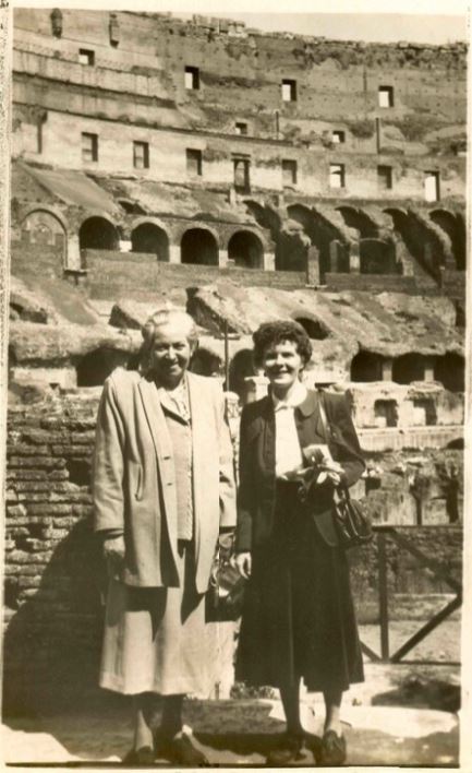 3. Gabriela Mistral y Doris Dana en el Coliseo de Roma, 1952.