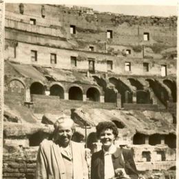 3. Gabriela Mistral y Doris Dana en el Coliseo de Roma, 1952.