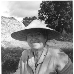 5. Gabriela Mistral en Chichén Itzá, México, 1948.