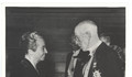 7. Mistral recibiendo el Premio Nobel en 1945, entregado por Gustavo V, rey de Suecia desde 1907 hasta 1950.