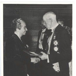 7. Mistral recibiendo el Premio Nobel en 1945, entregado por Gustavo V, rey de Suecia desde 1907 hasta 1950.