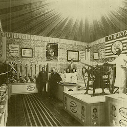 7. Augusto Carozzi en el stand de su empresa en Valparaíso, 1925.