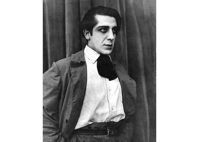 6. El actor Pedro Sienna en la película "Los payasos se van", 1921.