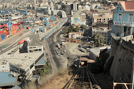 Vista al Puerto de Valparaíso, Cerro Cordillera, Valparaíso, Región de Valparaíso. Roderik Henderson. Fundación Imagen de Chile (FICH).