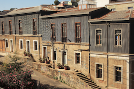Calles de Valparaíso, Valparaíso, Región de Valparaíso. Roderik Henderson. Fundación Imagen de Chile (FICH).