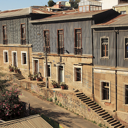 Calles de Valparaíso, Valparaíso, Región de Valparaíso. Roderik Henderson. Fundación Imagen de Chile (FICH).