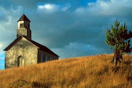 Iglesia de Chiloé. Servicio Nacional de Turismo - Sernatur, Fundación Imagen de Chile (FICH).