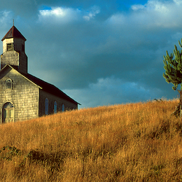 Iglesia de Chiloé. Servicio Nacional de Turismo - Sernatur, Fundación Imagen de Chile (FICH).