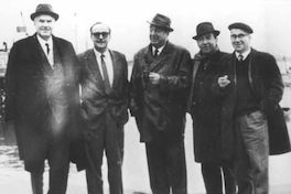 2. Manuel Rojas junto a Pedro Lastra, Pablo Neruda, Fernando Alegría y Gonzalo Rojas, San Vicente, Talcahuano, 1964.