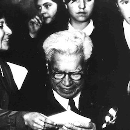 6. Manuel Rojas firmando autógrafos, hacia 1968.