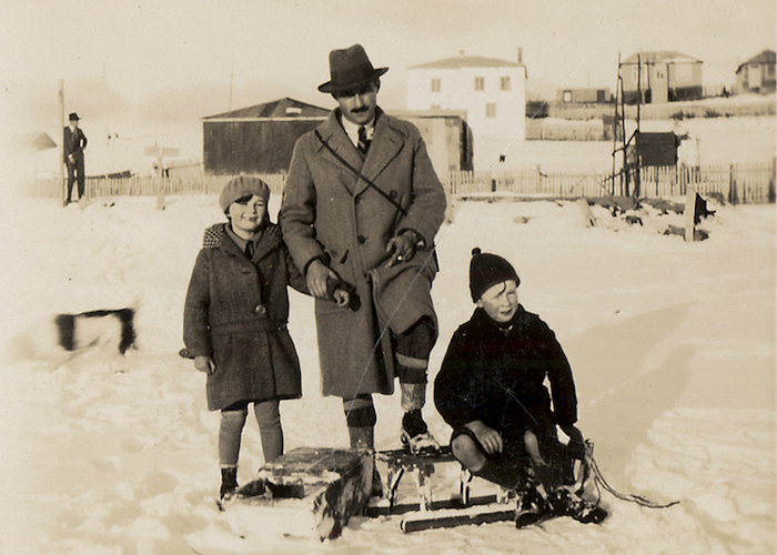 9. Jesús Veiga y sus dos hijos en la nieve, Punta Arenas, 1930.