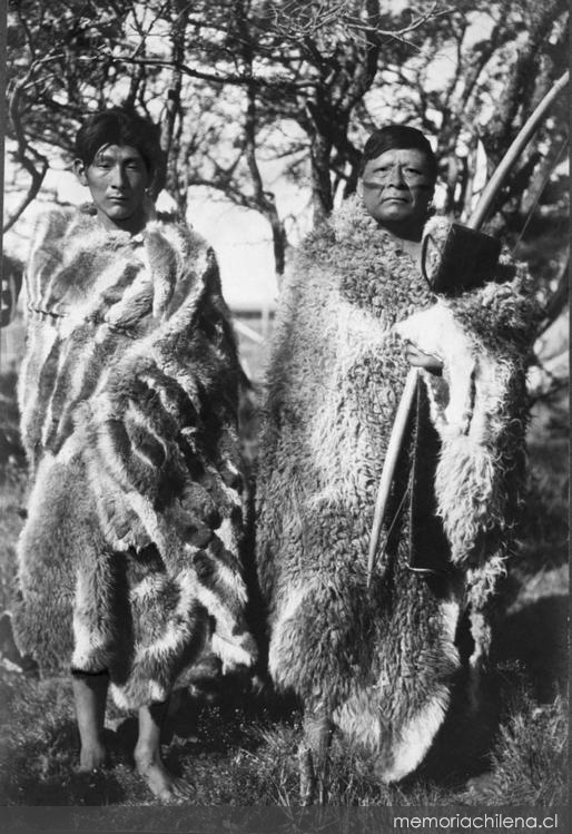 2. Cazadores Selk'nam posando con vestiduras originales, hacia 1920.