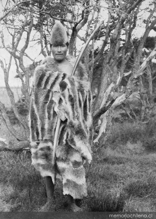 3. Retrato de un cazador selk'nam en el Campamento Río del Fuego, hacia 1920.