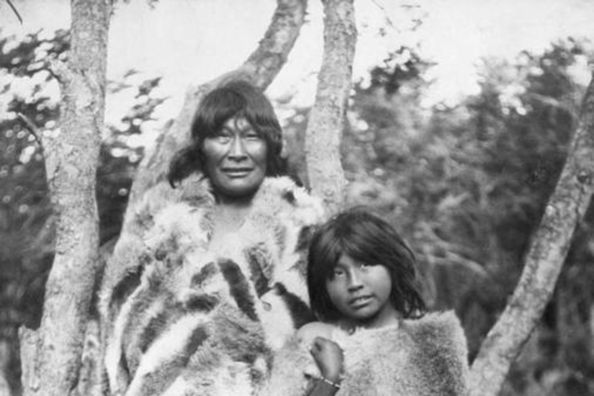4. Mujer y niña selk'nam, hacia 1920.