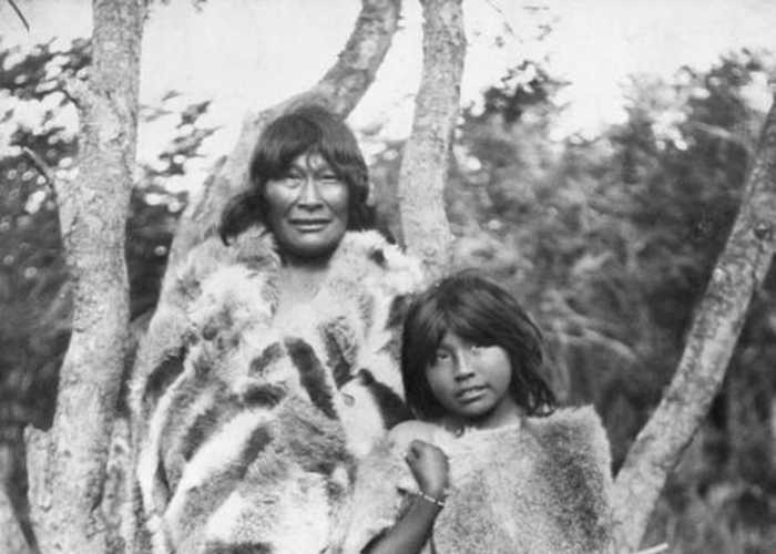 4. Mujer y niña selk'nam, hacia 1920.