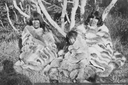 5. Dos mujeres y una niña Selk'nam posand, hacia 1920.