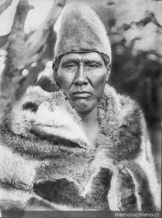 7. Hombre Selk'nam posando con vestiduras originales, hacia 1920.