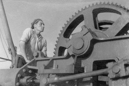 7. Obrero manejando una maquinaria, 1960.