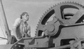 7. Obrero manejando una maquinaria, 1960.