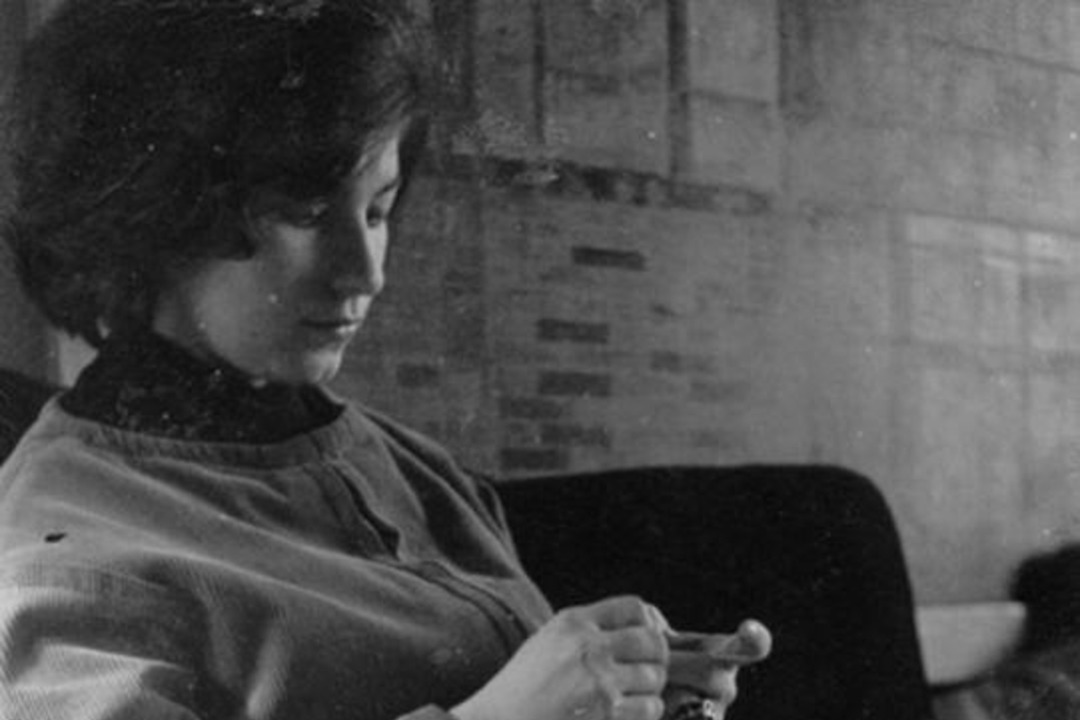 9. Mujer tejiendo, hacia 1960.