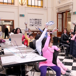 Participantes del taller "Reciclando revistas: cestería en papel"