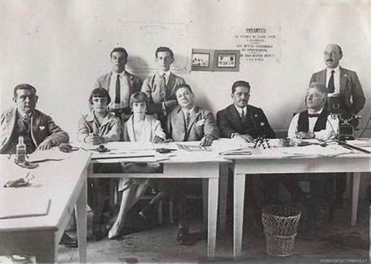 3. Grupo de personas en mesa de votación, hacia 1926
