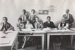 3. Grupo de personas en mesa de votación, hacia 1926